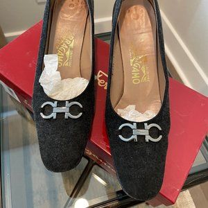 Salvatore Ferragamo Antracite Gray Pump - 7.5 AA (Narrow)